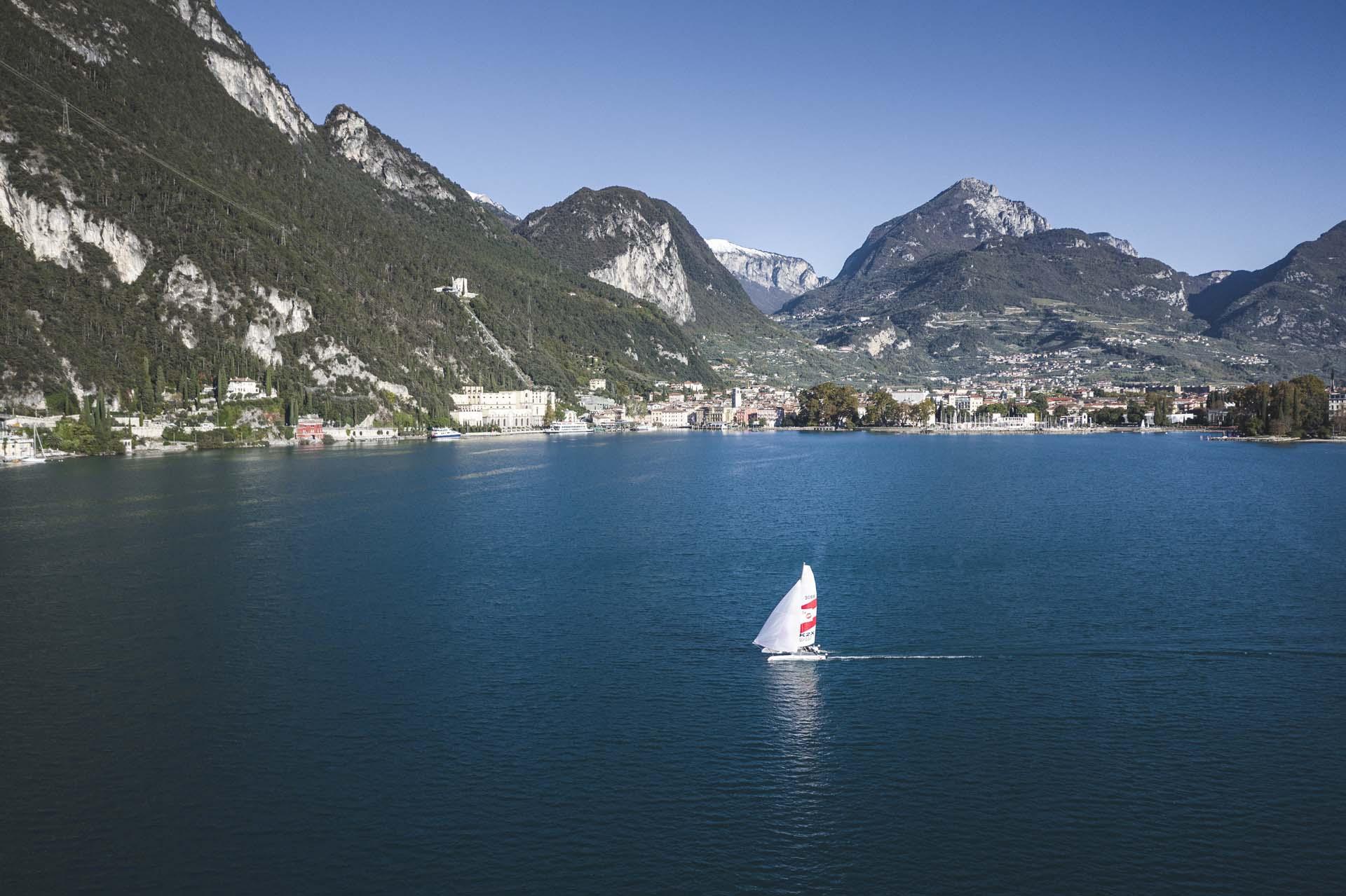 Panoramablick auf einen Katamaran am Gardasee in Riva del Garda, Trentino