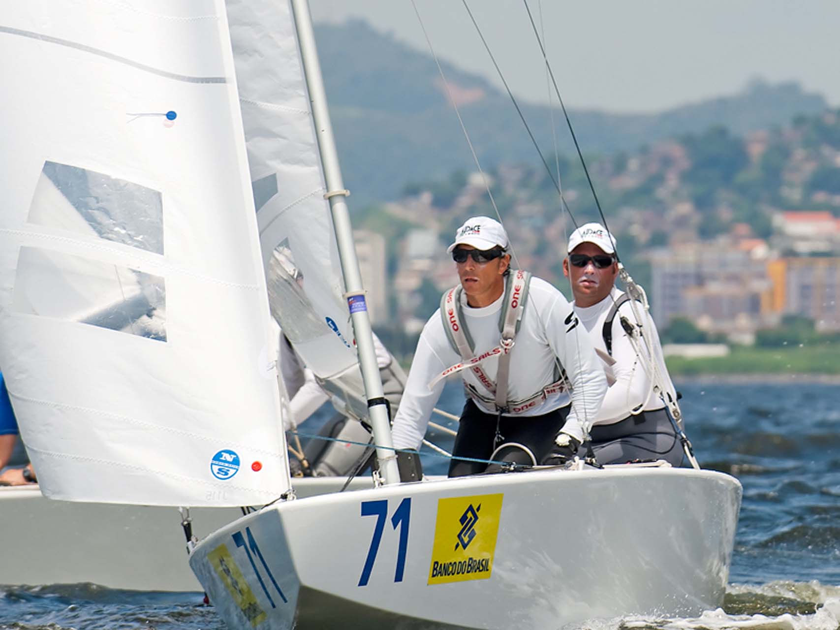 Coppia in barca a vela sul Lago di Garda a Riva del Garda, Trentino